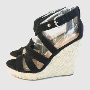⭐️LIKE NEW⭐️Women’s Black Strappy Wedge Sandal!